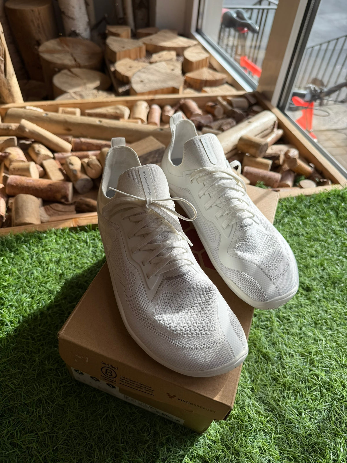 Paar Barfußschuhe mit breiter Zehenbox, Schnürung und flacher Sohle, schräge Vorderansicht