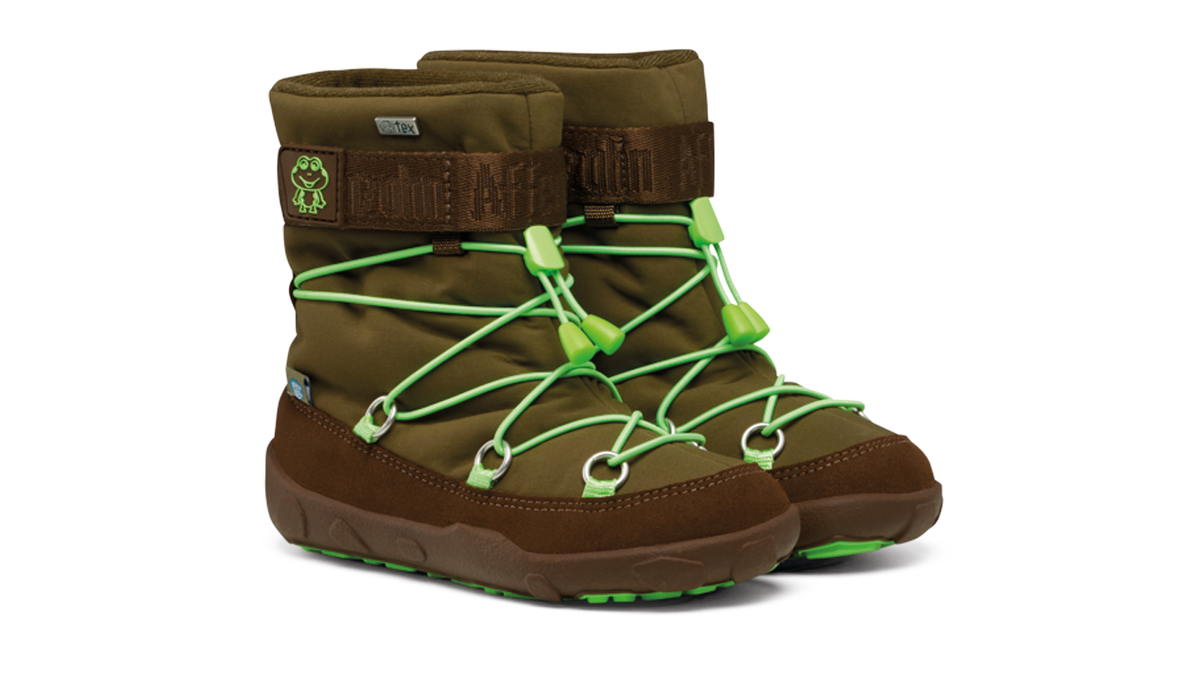 Kinder Barfußwinterstiefel mit geschlossener Zehenbox und hohem Schaft, schräge Vorderansicht