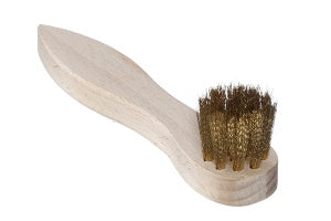 Schuhbürste mit gebogenem Holzgriff und dichtem Borstenkopf, schräge Vorderansicht