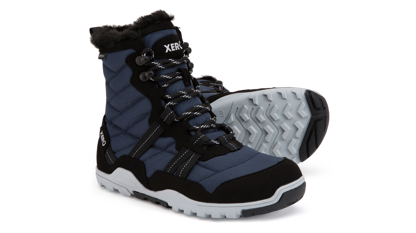 Barfußwinterstiefel, geschlossene Zehen und geschlossener Fersenbereich, Schnürung mit Ösen, profilierte Sohle, schräge Vorderansicht und Ansicht von unten als Paar