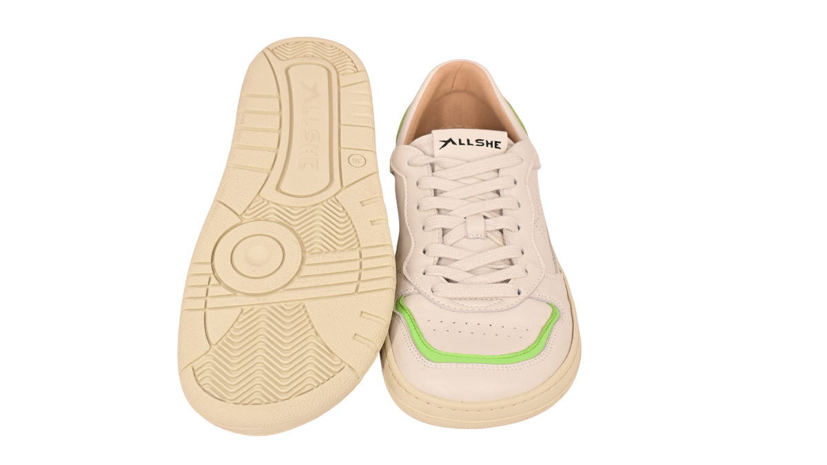 Barfußschuh, Ansicht von unten als Paar. Durchgehende Laufsohle, flaches Profil, kein Absatz.