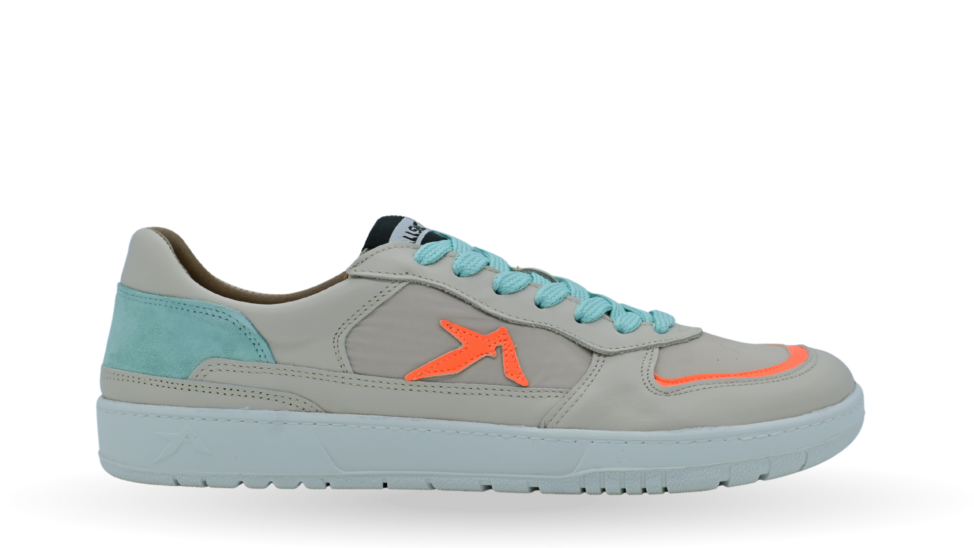 Barfußschuh für Erwachsene mit breiter Zehenbox, geschlossenem Zehenbereich, geschlossener Ferse, Schnürung, flacher flexibler Sohle, Seitenansicht außen.