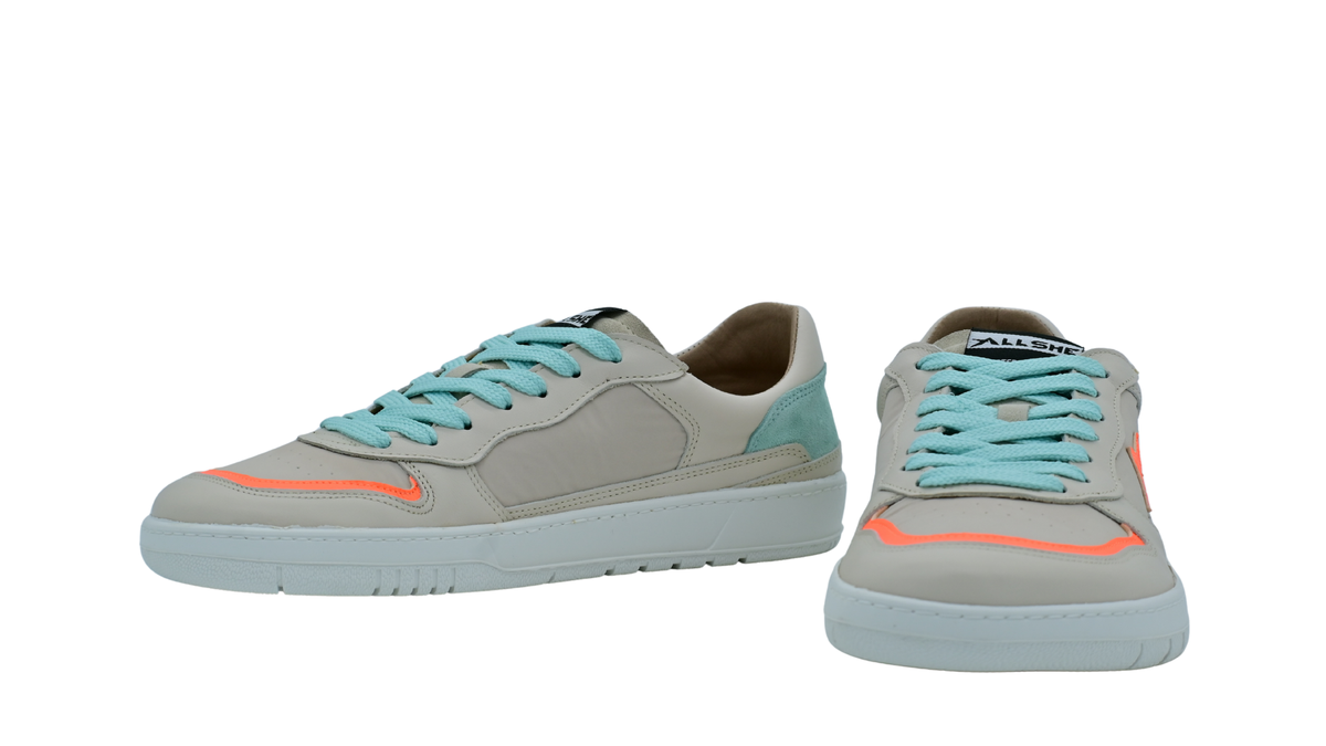 Barfußschuh für Erwachsene mit breiter Zehenbox, geschlossenem Zehenbereich, geschlossener Ferse, Schnürung, flacher flexibler Sohle, Seiten- und Vorderansicht als Paar