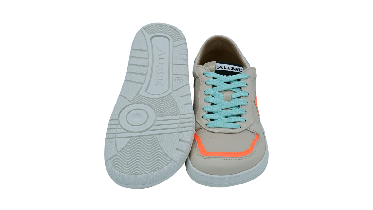 Barfußschuh für Erwachsene mit breiter Zehenbox, geschlossenem Zehenbereich, geschlossener Ferse, Schnürung, flacher flexibler Sohle, Draufsicht und Ansicht von unten, Paar