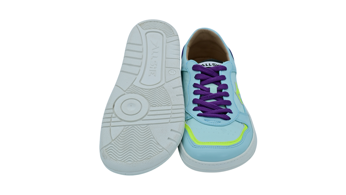 Barfußschuh für Erwachsene mit breiter Zehenbox, geschlossenem Zehenbereich, geschlossener Ferse, Schnürung, flacher flexibler Sohle, Ansicht von unten und Draufsicht, Paar