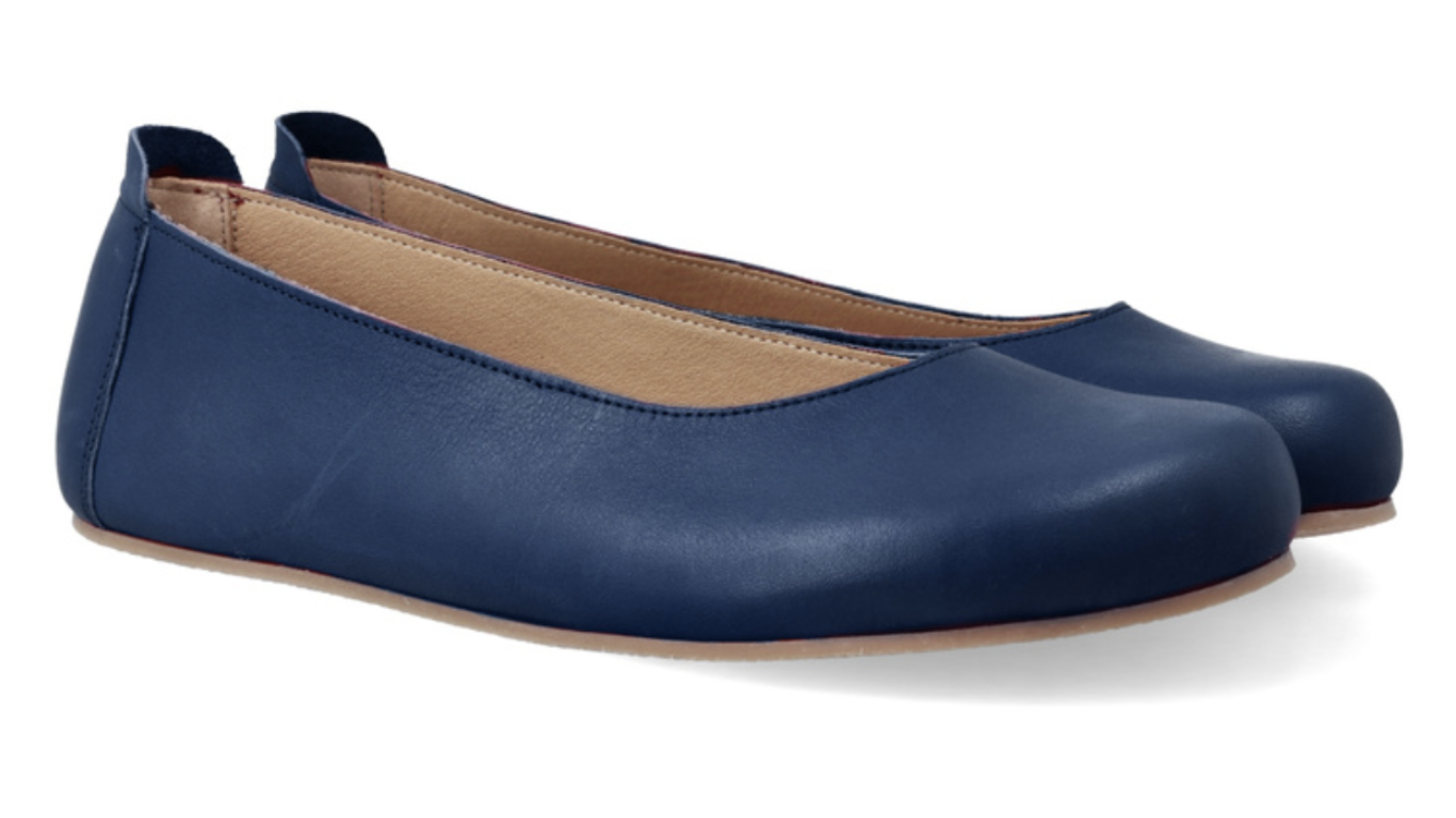 Ballerinas als Paar, schräge Vorderansicht. Glattes Leder, runde Zehenform, sehr flache Sohle.