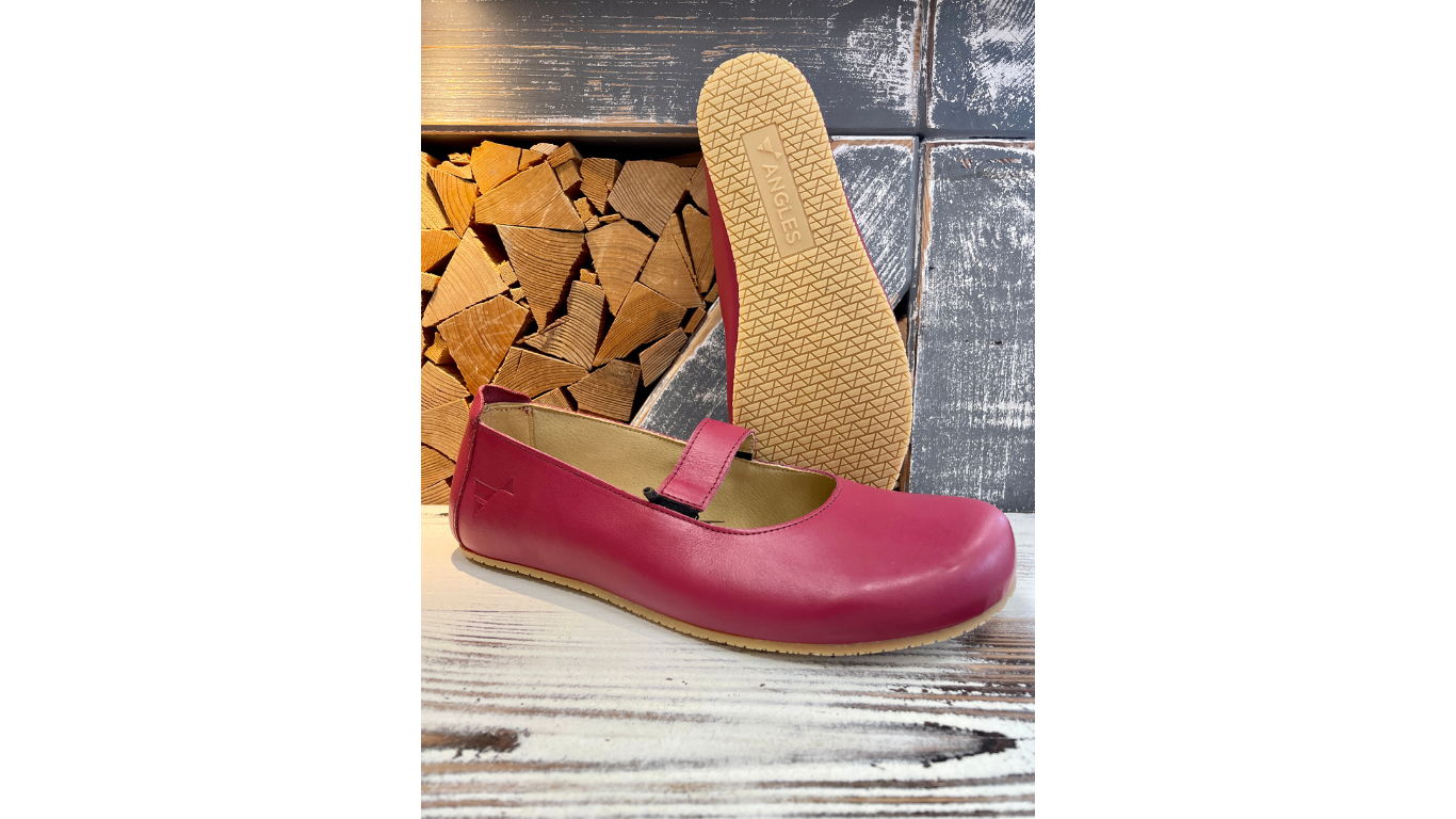 Ballerina im getragenen Zustand, Detailansicht. Flache Sohle, bodennaher Stand, natürlicher Fußkontakt.