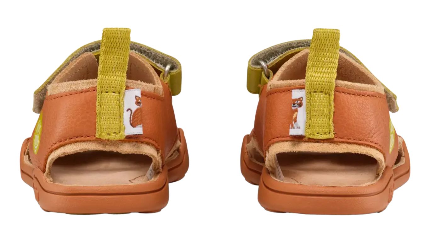 Kinder Barfußsandalen mit geschlossener Ferse und Zugschlaufe, Rückansicht beider Schuhe
