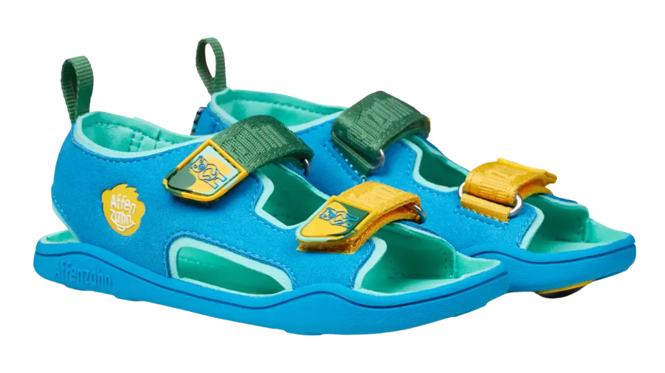 Kinder Barfußsandalen mit offener Zehenbox, Klettverschlüssen und Fersenriemen, schräge Vorderansicht