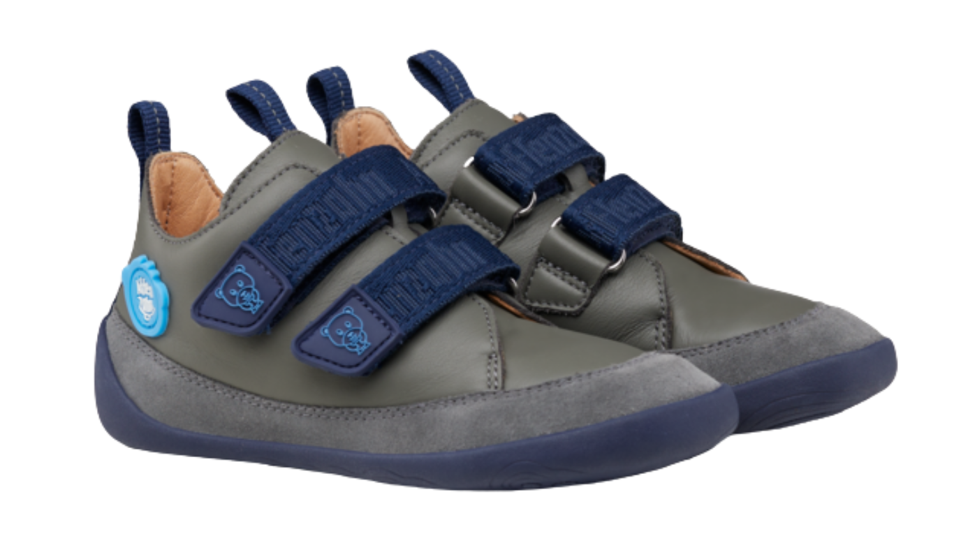 Kinder Barfußschuh mit geschlossener Zehenbox, breiter Vorderfußform und Klettverschlüssen, Seitenansicht außen