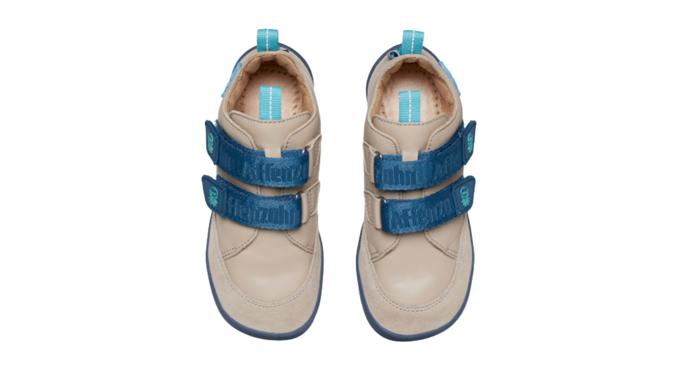 Kinder Barfußschuhe mit geschlossener Zehenbox und Klettverschlüssen, Draufsicht auf beide Schuhe