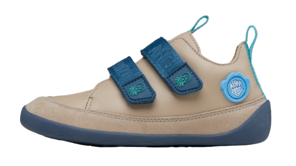 Kinder Barfußschuh mit geschlossener Zehenbox, breiter Vorderfußform und Klettverschlüssen, Seitenansicht außen
