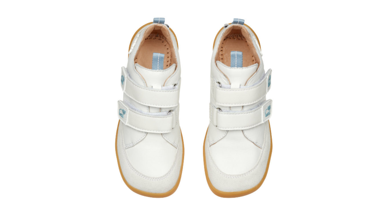 Kinder Barfußschuhe mit geschlossener Zehenbox und Klettverschlüssen, Draufsicht auf beide Schuhe