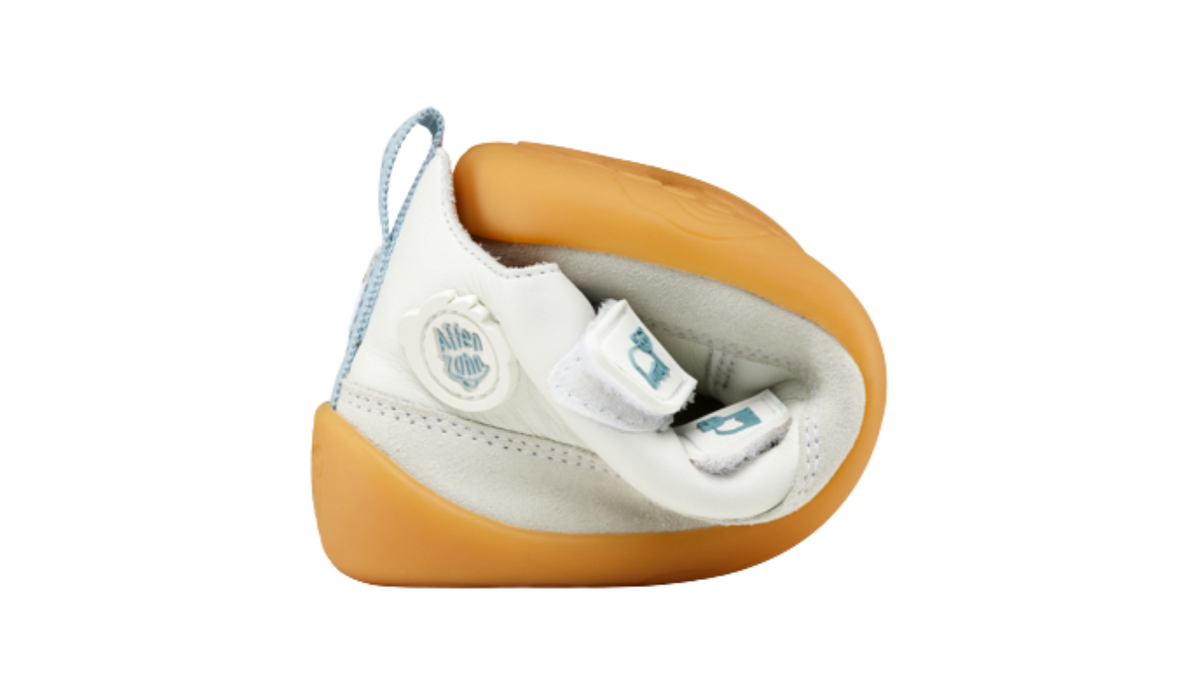 Kinder Barfußschuh mit geschlossener Zehenbox, seitlich zusammengedrückt, Detailansicht