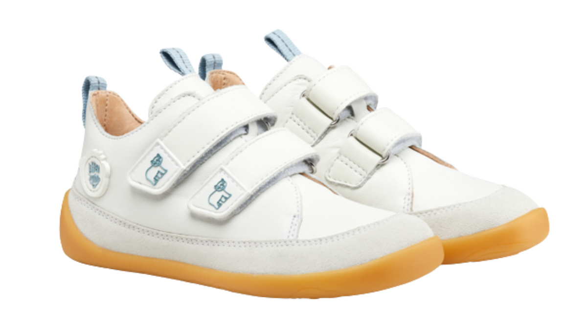 Kinder Barfußschuh mit geschlossener Zehenbox und Klettverschlüssen, schräge Vorderansicht