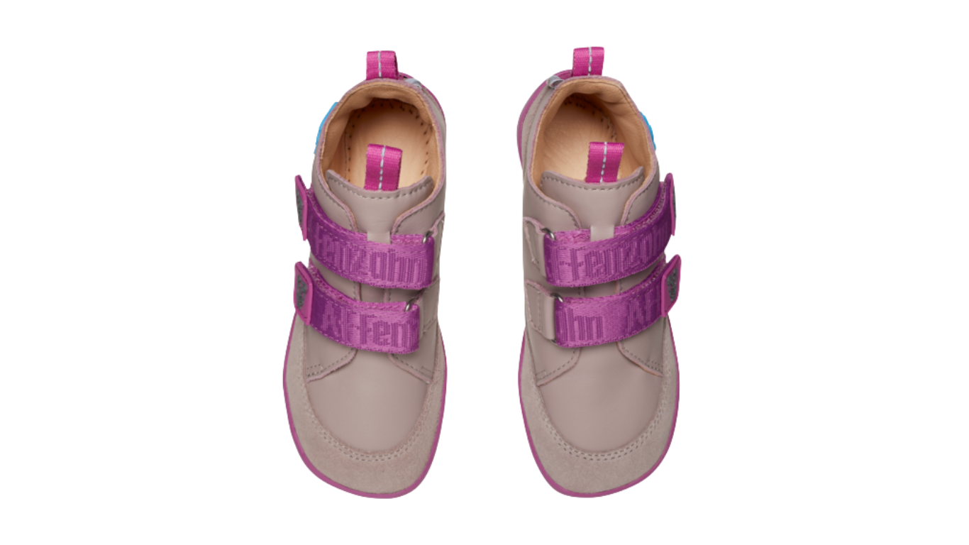 Kinder Barfußschuhe mit geschlossener Zehenbox und Klettverschlüssen, Draufsicht auf beide Schuhe