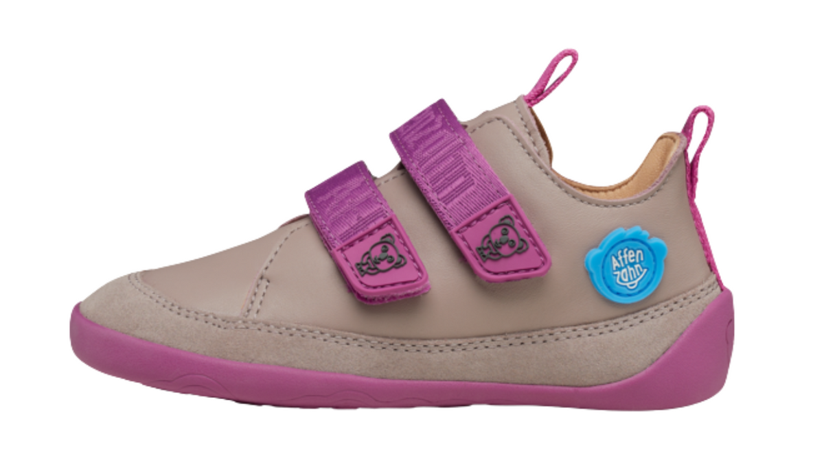 Kinder Barfußschuh mit geschlossener Zehenbox, breiter Vorderfußform und Klettverschlüssen, Seitenansicht außen