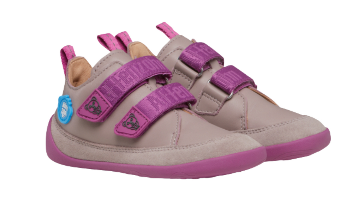 Kinder Barfußschuh mit geschlossener Zehenbox und Klettverschlüssen, schräge Vorderansicht