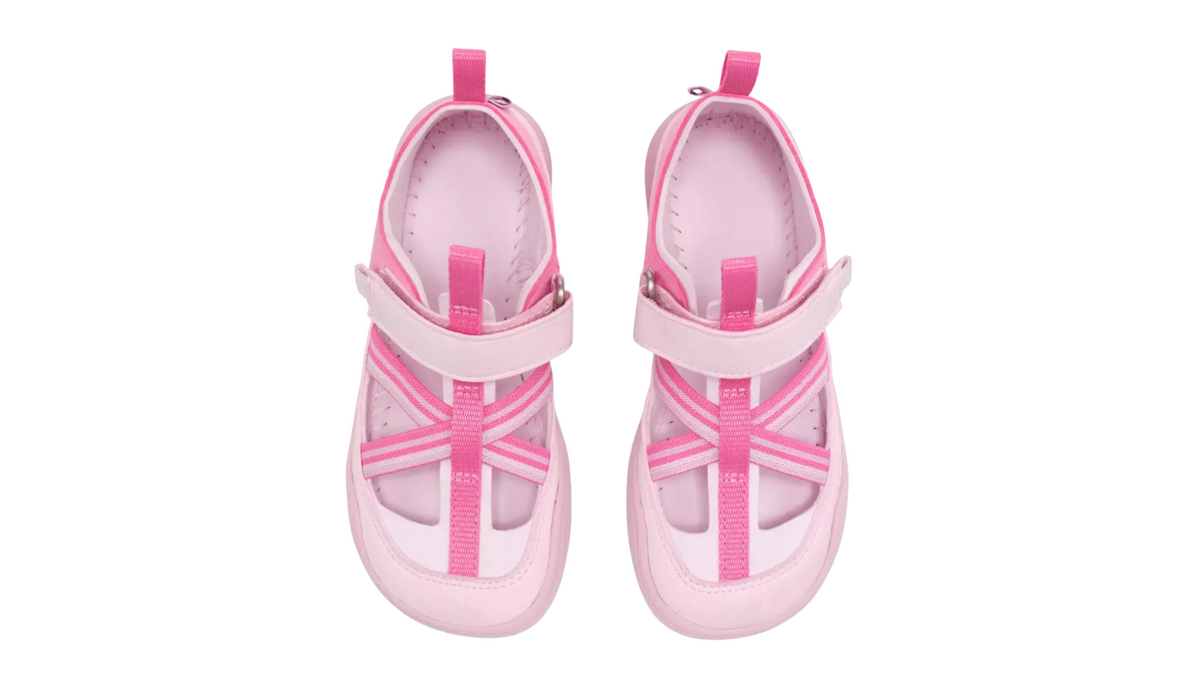 Kinder Barfußsandalen mit geschlossener Zehenbox, Riemenkostruktion und Klettverschluss, Draufsicht auf beide Schuhe
