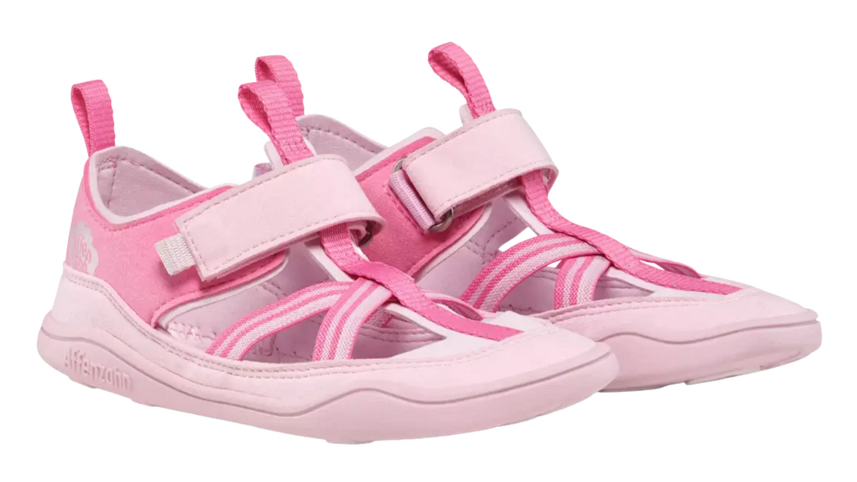 Kinder Barfußsandalen mit breiter Zehenbox, Klettverschluss und Riemen, schräge Vorderansicht