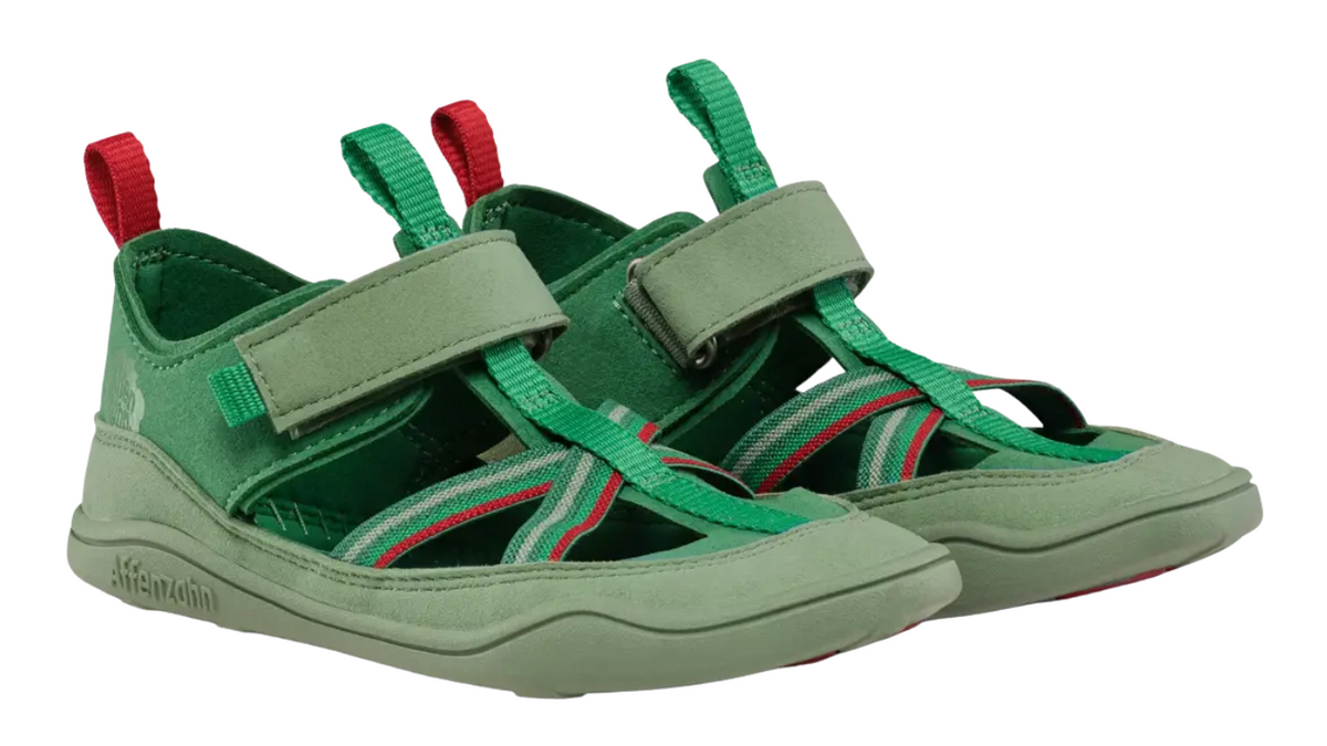 Kinder Barfußsandalen mit breiter Zehenbox, Klettverschluss und Riemen, schräge Vorderansicht