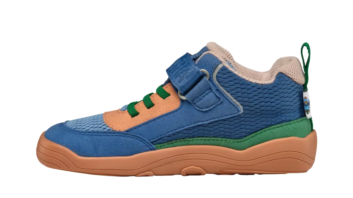 Kinder-Barfußschuh mit breiter Zehenbox, geschlossenem Zehenbereich, geschlossener Ferse, Klettverschluss und Schnürung, flexible Sohle, Seitenansicht innen.