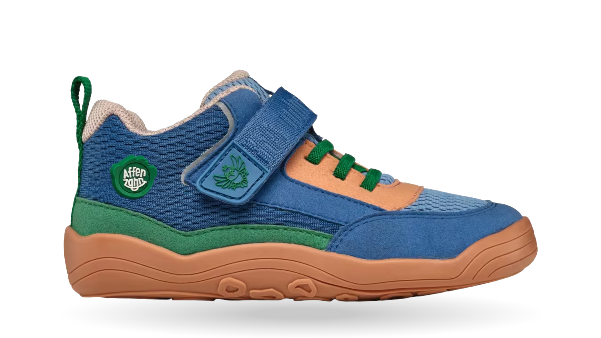 Kinder-Barfußschuh mit breiter Zehenbox, geschlossenem Zehenbereich, geschlossener Ferse, Klettverschluss und zusätzlicher Schnürung, flexible Sohle, Seitenansicht außen.