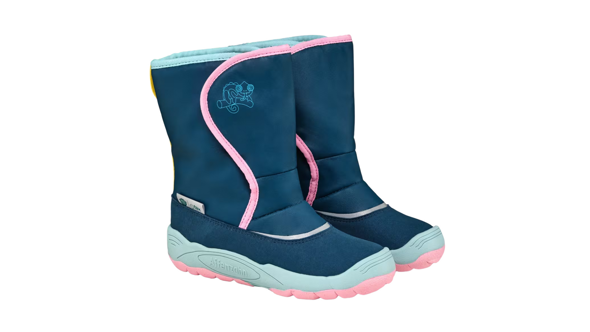 Kinder-Barfußwinterstiefel als Paar mit breiter Zehenbox, geschlossenem Zehenbereich, geschlossener Ferse, hohem Schaft, flexible Sohle, schräge Vorderansicht.