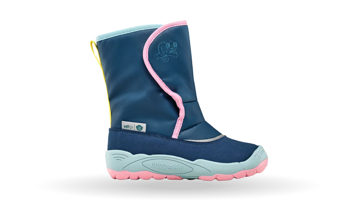 Kinder-Barfußwinterstiefel mit breiter Zehenbox, geschlossenem Zehenbereich, geschlossener Ferse, hohem Schaft, Schlupfform ohne Verschluss, flexible Sohle, Seitenansicht außen.
