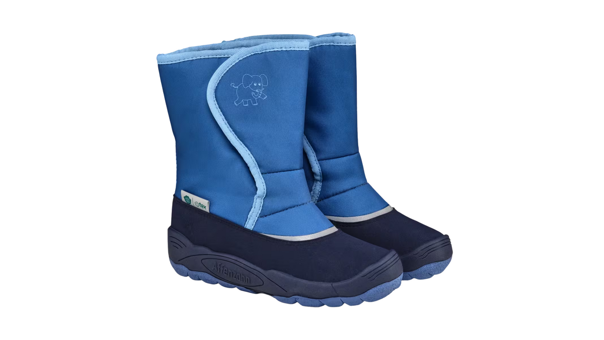 Kinder-Barfußwinterstiefel mit breiter Zehenbox, geschlossenem Zehenbereich, geschlossener Ferse, hohem Schaft, flexible Sohle, Seitenansicht außen.