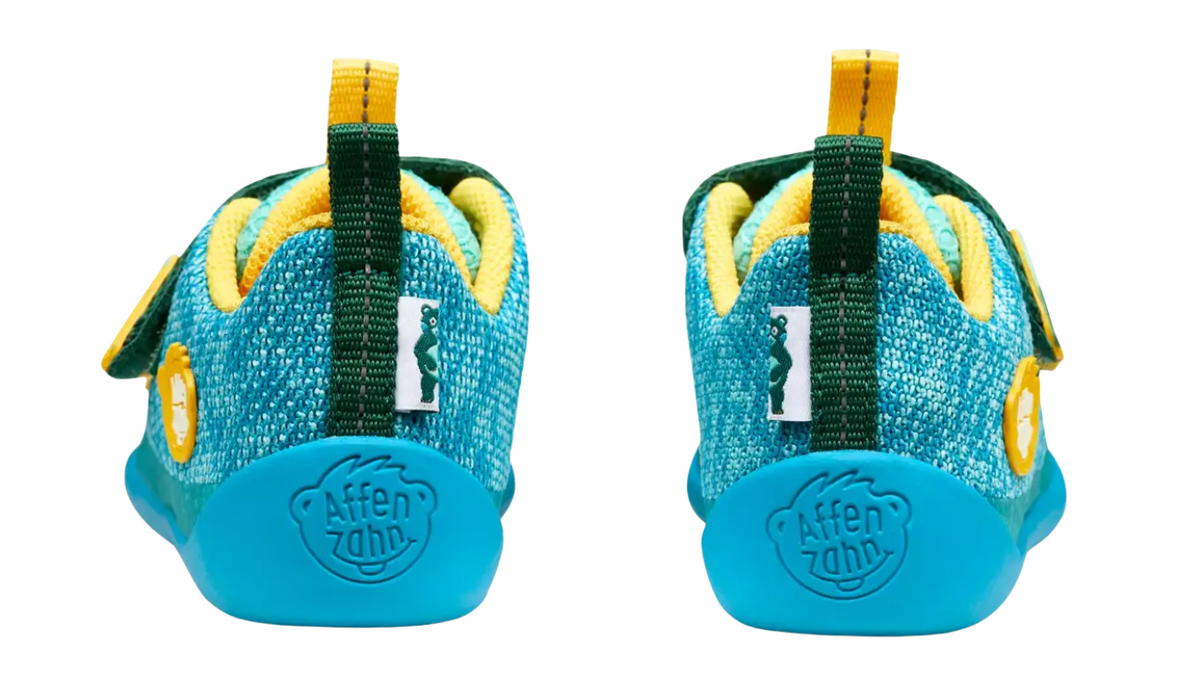 Kinder-Barfußschuh als Paar mit geschlossenem Fersenbereich, Klettverschluss, flexible Sohle, Rückansicht.