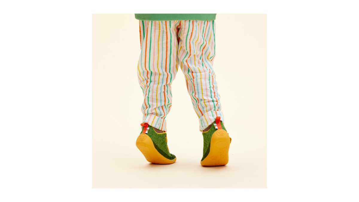 Kind trägt Barfußschuhe, Rückansicht der Füße