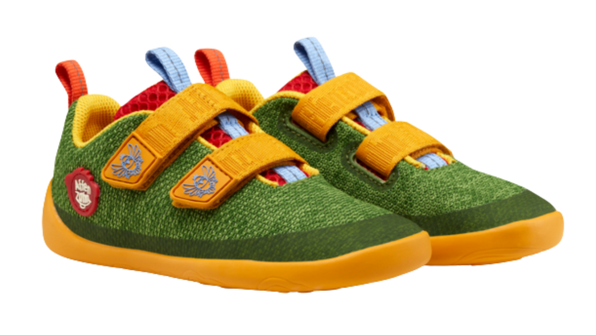 Kinder Barfußschuhe mit geschlossener Zehenbox und Klettverschlüssen, schräge Vorderansicht