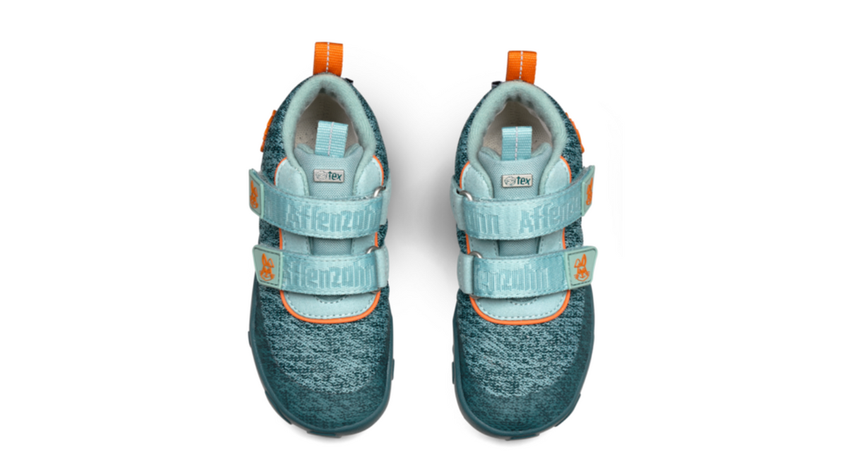Kinder Barfußschuhe mit geschlossener Zehenbox und Klettverschlüssen, Draufsicht auf beide Schuhe