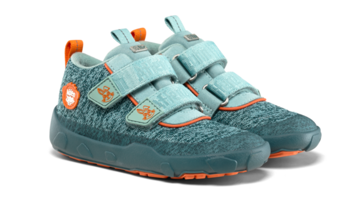 Kinder Barfußschuhe mit geschlossener Zehenbox und Klettverschlüssen, schräge Vorderansicht