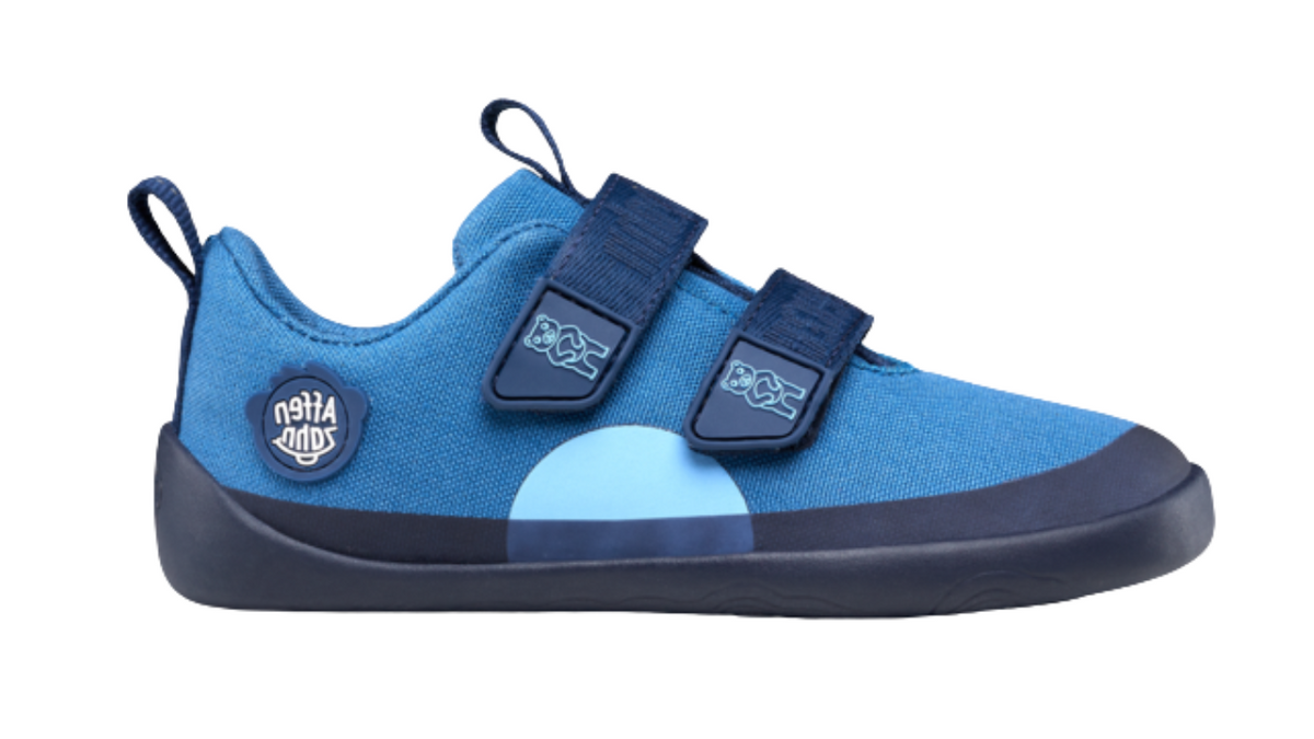Kinder Barfußschuh mit geschlossener Zehenbox, breiter Vorderfußform und Klettverschlüssen, Seitenansicht außen