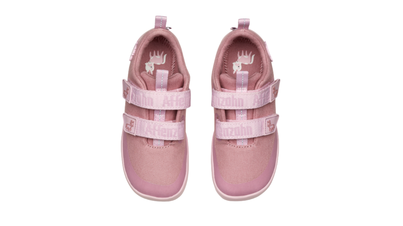 Kinder Barfußschuhe mit geschlossener Zehenbox und Klettverschlüssen, Draufsicht auf beide Schuhe