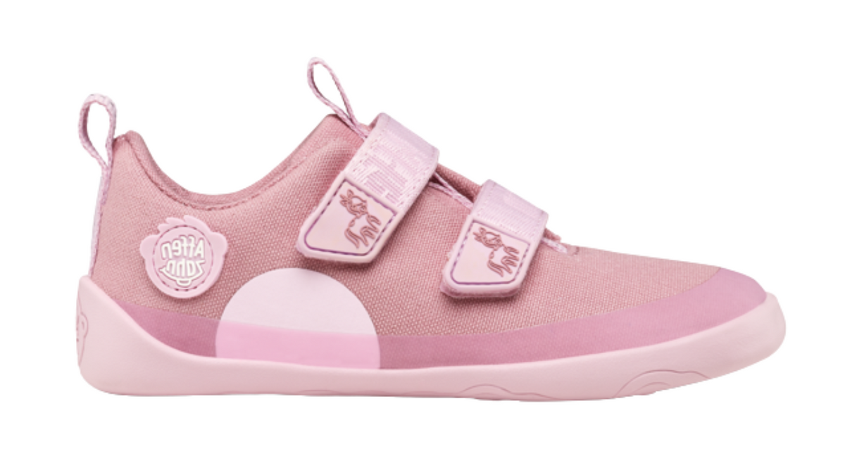Kinder Barfußschuh mit geschlossener Zehenbox, breiter Vorderfußform und Klettverschlüssen, Seitenansicht außen