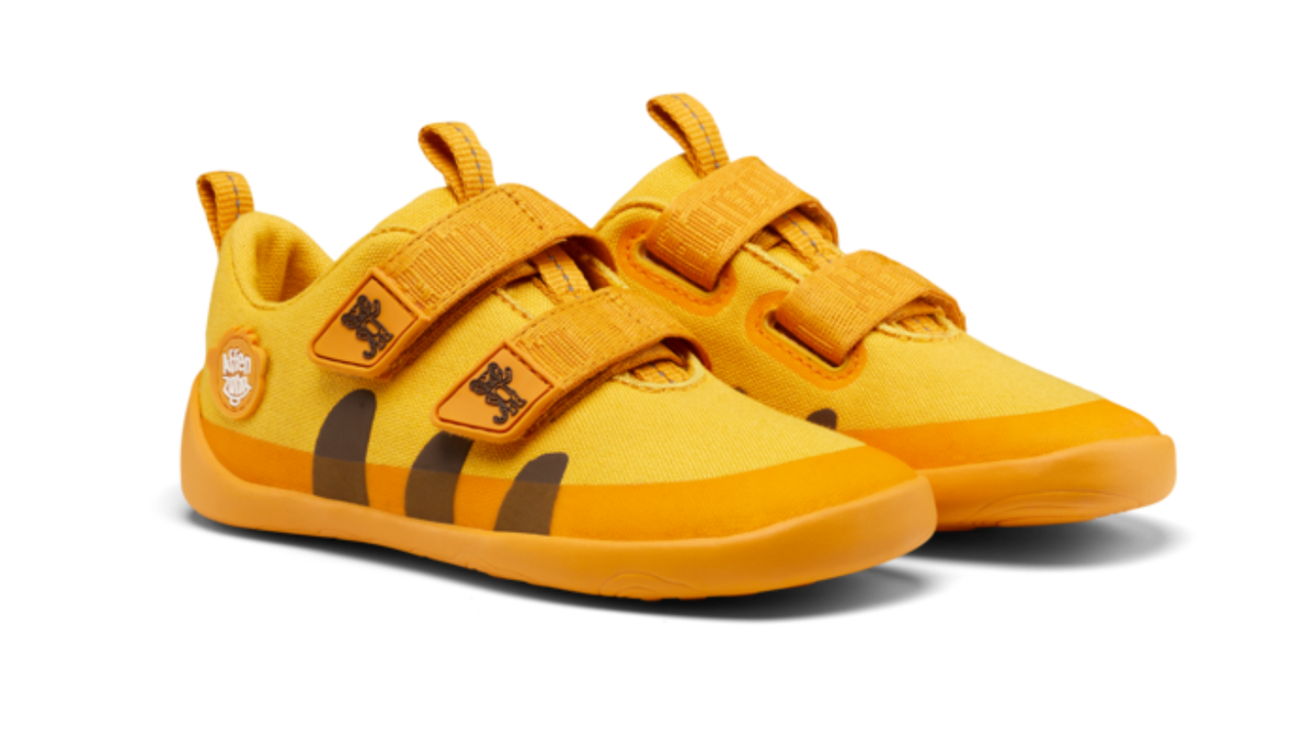 Kinder Barfußschuhe mit geschlossener Zehenbox und Klettverschlüssen, schräge Vorderansicht