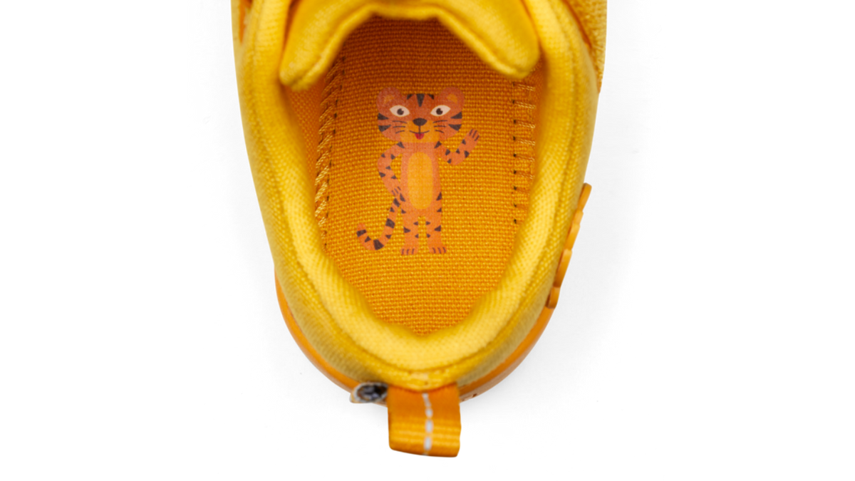 Kinder Barfußschuhe mit geschlossener Zehenbox und Klettverschlüssen, Detail-Draufsicht mit Blick auf Innensohle