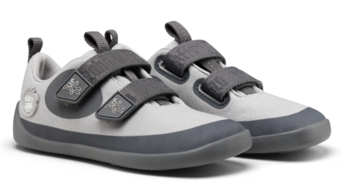 Kinder Barfußschuhe mit geschlossener Zehenbox und Klettverschlüssen, schräge Vorderansicht