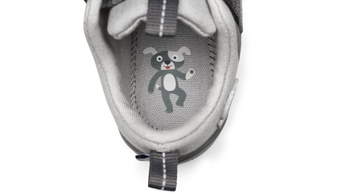 Kinder Barfußschuhe mit geschlossener Zehenbox und Klettverschlüssen, Detail-Draufsicht mit Blick auf Innensohle