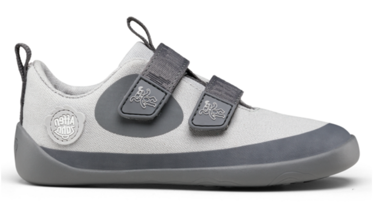 Kinder Barfußschuh mit geschlossener Zehenbox, breiter Vorderfußform und Klettverschlüssen, Seitenansicht außen