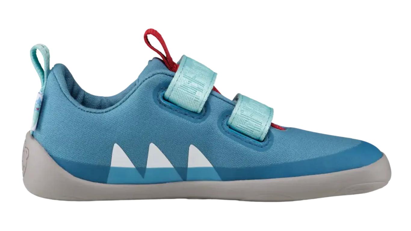 Kinder-Barfußschuh mit breiter Zehenbox, geschlossenem Zehenbereich, geschlossenem Fersenbereich, Klettverschluss, flexible Sohle, Seitenansicht innen.