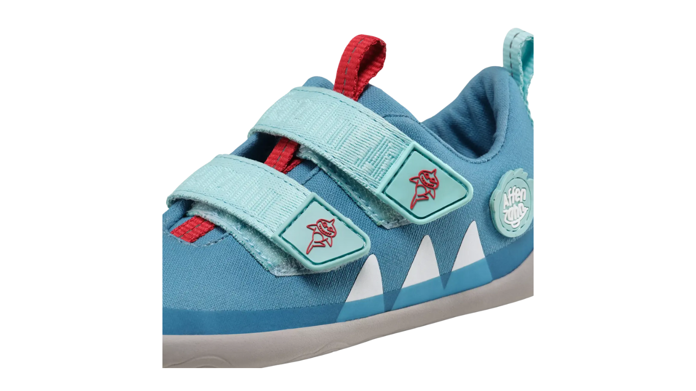 Kinder-Barfußschuh als Paar mit geschlossenem Fersenbereich, Klettverschluss, flexible Sohle, Detailansicht.
