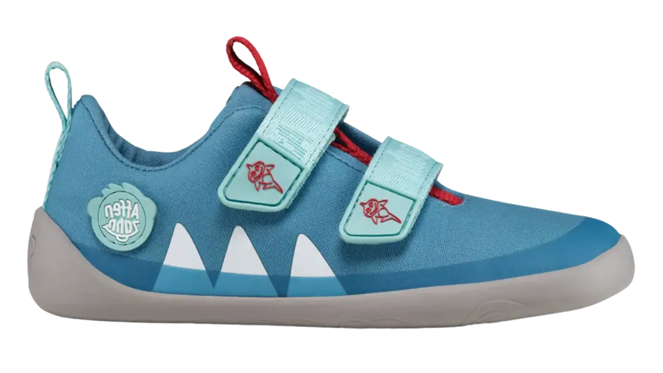 Kinder-Barfußschuh mit breiter Zehenbox, geschlossenem Zehenbereich, geschlossenem Fersenbereich, Klettverschluss, flexible Sohle, Seitenansicht außen.