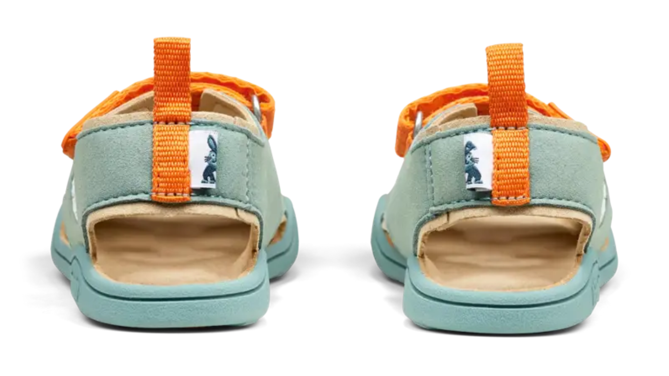 Kinder Barfußsandalen mit offenem Fersenbereich und Fersenriemen, Rückansicht beider Schuhe