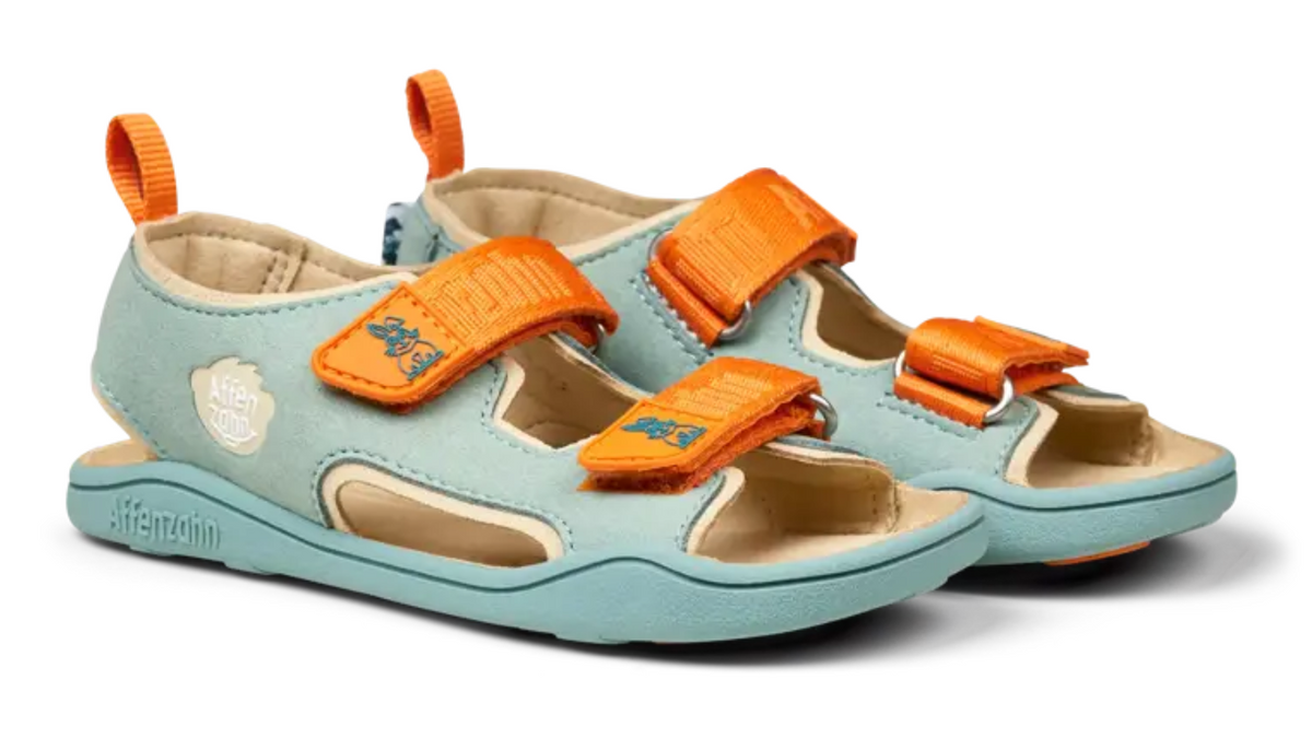 Kinder Barfußsandalen mit offener Zehenbox, Klettverschlüssen und Fersenriemen, schräge Vorderansicht