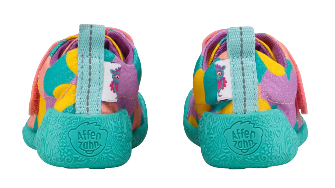 Kinder Barfußschuhe mit geschlossener Ferse und Zugschlaufe, Rückansicht beider Schuhe