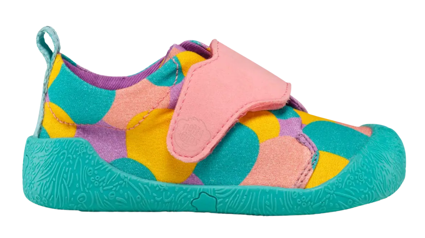 Kinder Barfußschuh mit geschlossener Zehenbox, breiter Vorderfußform und Klettverschluss, Seitenansicht links